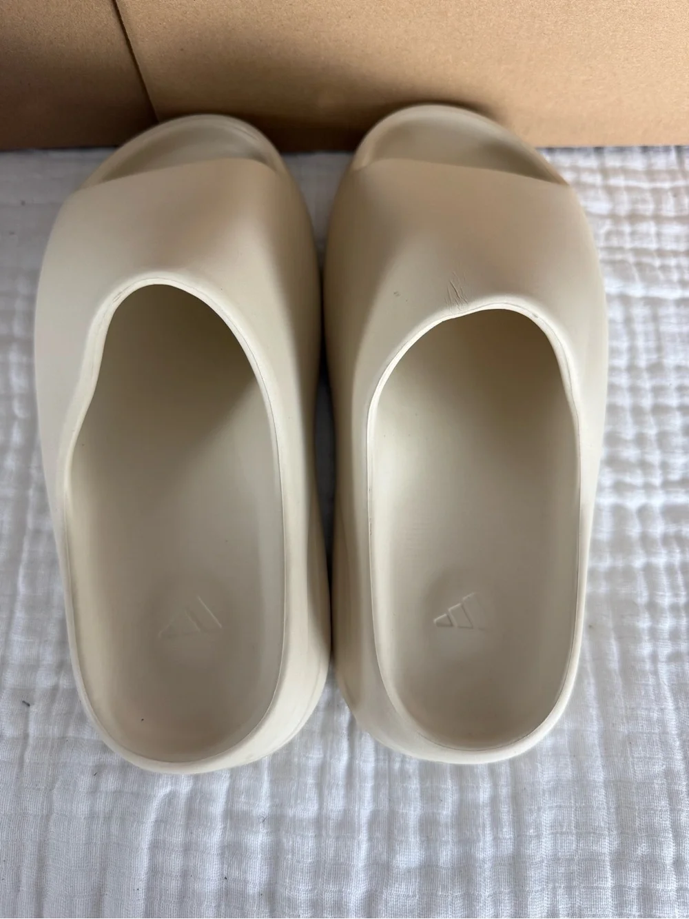 READ! NIB Yeezy Slides Men’s Size 7 (Run Small Fit Women’s 8).